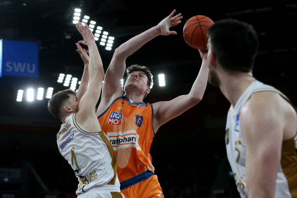 一直表现出 一直表现出